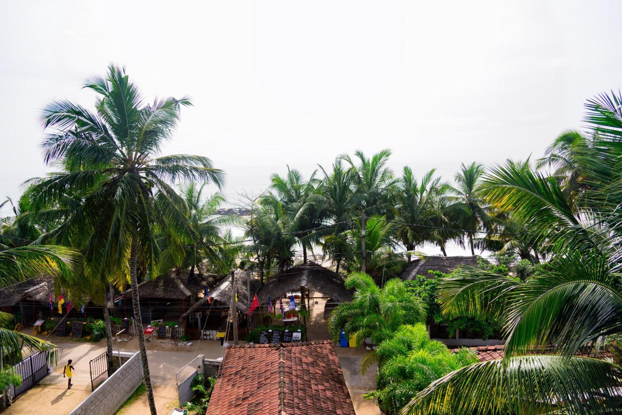 Golden Surfer Beach Hotel Tangalle Exterior photo